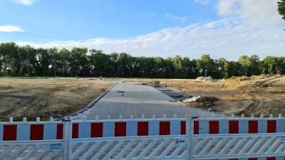 B-19 / Wahrsow - An der Schule - Der Straßenbau für das Wohngebiet läuft. Bald können die ersten Häuser gebaut werden.