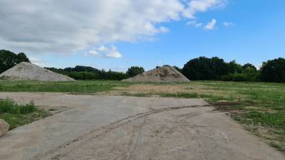 B-24 / Lüdersdorf - Am Lüdersdorfer Graben - Die ehemaligen Gebäude des landwirtschaftlichen Betriebes sind gewichen. Die künftige Baufläche ist vorbereitet.